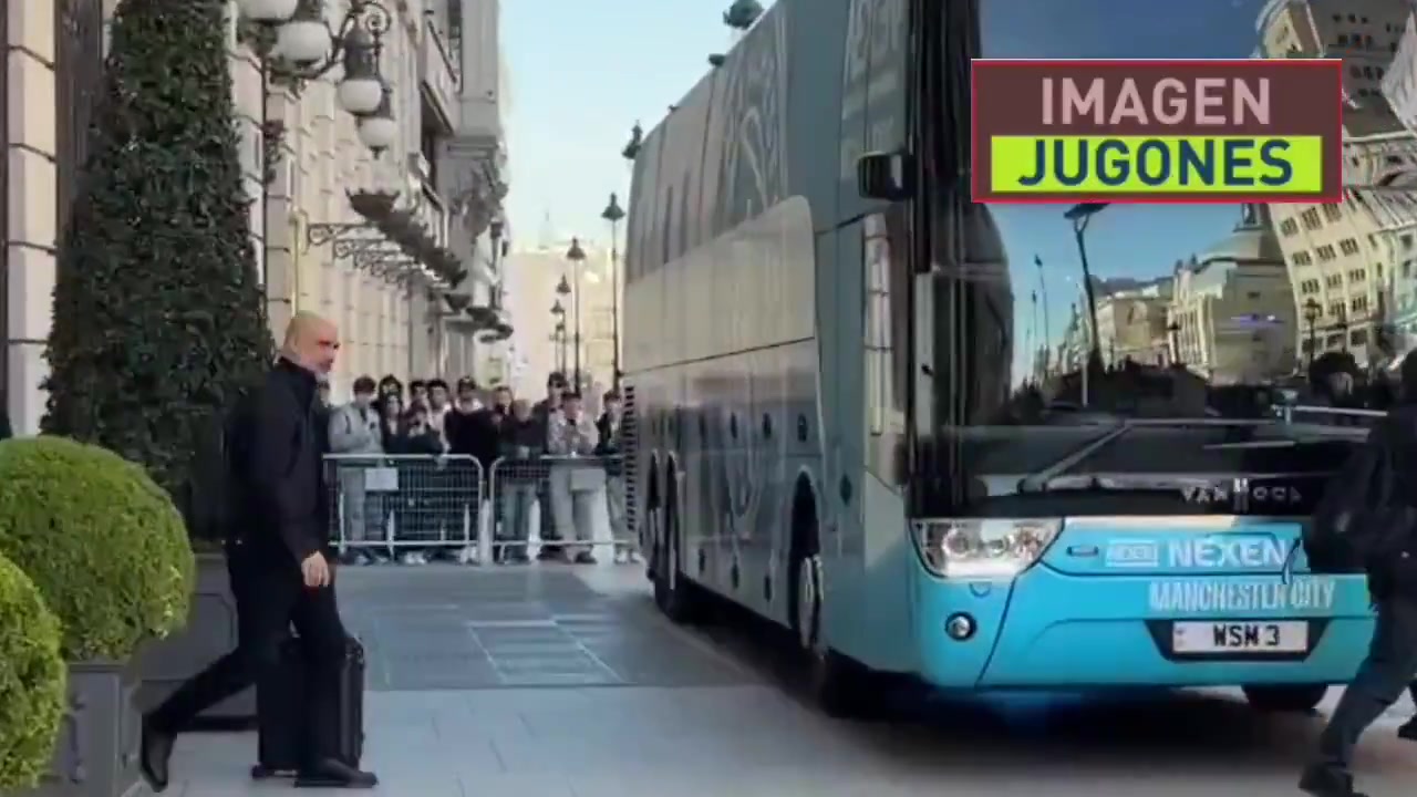 PP电子-瓜帅赛后离开酒店启程返回曼彻斯特,面带笑容向球迷挥手